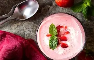 طرز تهیه ماست توت فرنگی خانگی