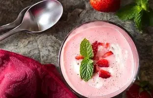 طرز تهیه ماست توت فرنگی خانگی