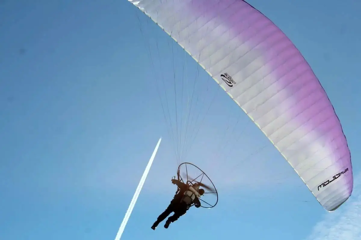 برخورد هولناک پاراگلایدرسوار با سیم برق + ویدئو