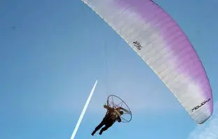 برخورد هولناک پاراگلایدرسوار با سیم برق + ویدئو