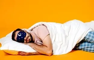 راهی بسیار عجیب و غریب، اما موثر برای خواب راحت!
