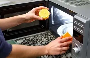  تمیز کردن مایکروفر با لیمو / با این ترفند مایکروویو را برق می‌افتد + ویدئو