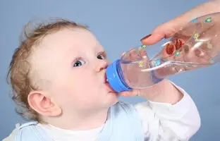 چرا جوشاندن آب برای نوزادان ضروری است؟