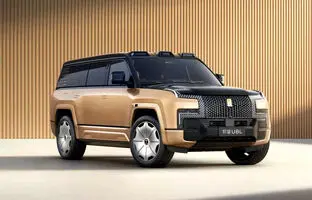 بی‌ وای دی یانگ‌وانگ U8L معرفی شد؛ خودرویی لوکس با تزئینات طلا
