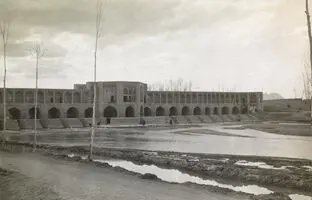 95 سال پیش با خودرو کنار پل خواجو اصفهان + تصویر