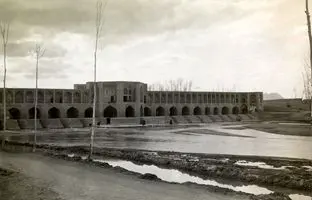 95 سال پیش با خودرو کنار پل خواجو اصفهان + تصویر
