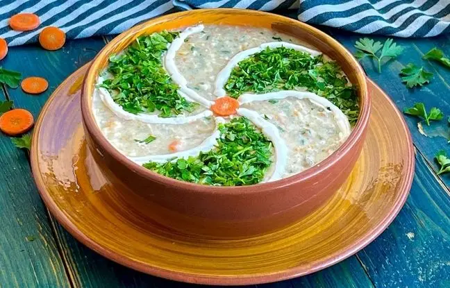 طرز تهیه سوپ جوی سفید مجلسی با شیر، قارچ و خامه + ویدئو