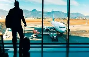 اقدام باورنکردنی یک مسافر در فرودگاه حین عبور از گیت امنیتی! + ویدئو