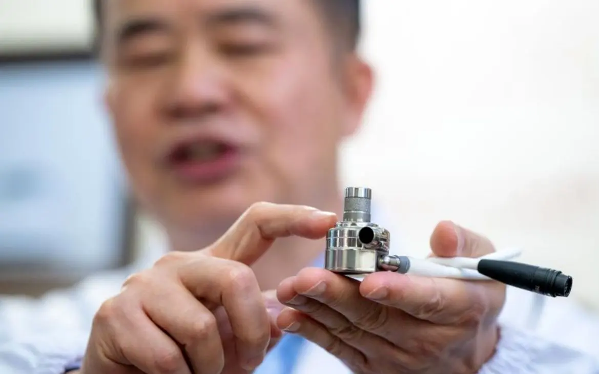 کوچک‌ترین قلب مصنوعی جهان / شاهکار ۴۵ گرمی در بدن پسربچه ۷ ساله جای گرفت