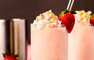 خوشمزه بپزید؛ طرز تهیه میلک شیک توت فرنگی، یک نوشیدنی بهاری دلچسب و کافی شاپی 