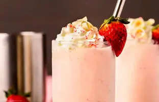 خوشمزه بپزید؛ طرز تهیه میلک شیک توت فرنگی، یک نوشیدنی بهاری دلچسب و کافی شاپی 