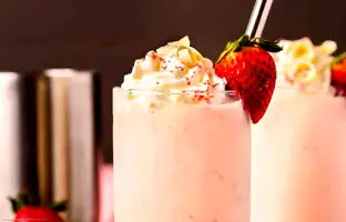 خوشمزه بپزید؛ طرز تهیه میلک شیک توت فرنگی، یک نوشیدنی بهاری دلچسب و کافی شاپی 