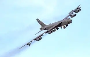 چرا بمب افکن استراتژیک B-52 Stratofortress تنها هواپیمای دارای هشت موتور است؟