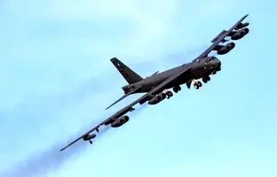 چرا بمب افکن استراتژیک B-52 Stratofortress تنها هواپیمای دارای هشت موتور است؟