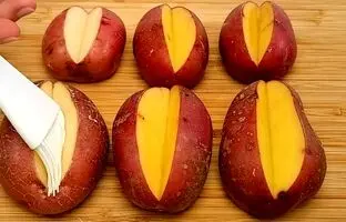  روشی متفاوت برای پخت یک غذای لذیذ با سیب زمینی + ویدئو
