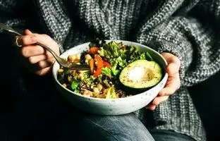 آیا مصرف غذای کمتر می‌تواند طول عمر را افزایش دهد؟