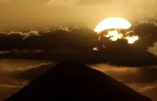 (ویدیو) لحظه طلوع خورشید بر فراز دماوند