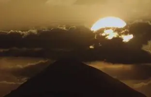 (ویدیو) لحظه طلوع خورشید بر فراز دماوند