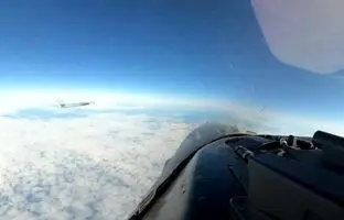 غافلگیر شدن جنگنده F-16 آمریکایی حین رهگیری بمب‌افکن نیروی هوایی روسیه + ویدئو
