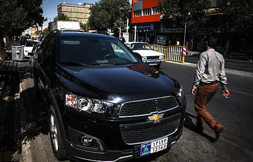 (ویدئو) جولان خودروهای فوق لوکس و میلیاردی پشت سر هم در اتوبان‌های تهران