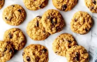 طرز تهیه کوکی جو پرک خانگی خوشمزه با کشمش و گردو