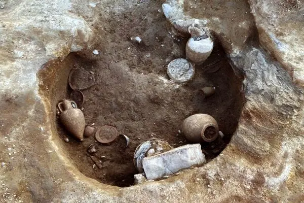  کشف مقبره‌ای پر از «کوزه» از یک تمدن ایتالیایی قبل از «روم باستان» 