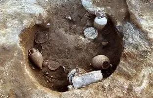  کشف مقبره‌ای پر از «کوزه» از یک تمدن ایتالیایی قبل از «روم باستان» 