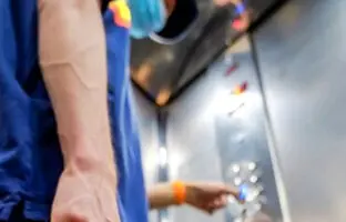 اگه برق آسانسور قطع شد موندی، اینکارو بکن
