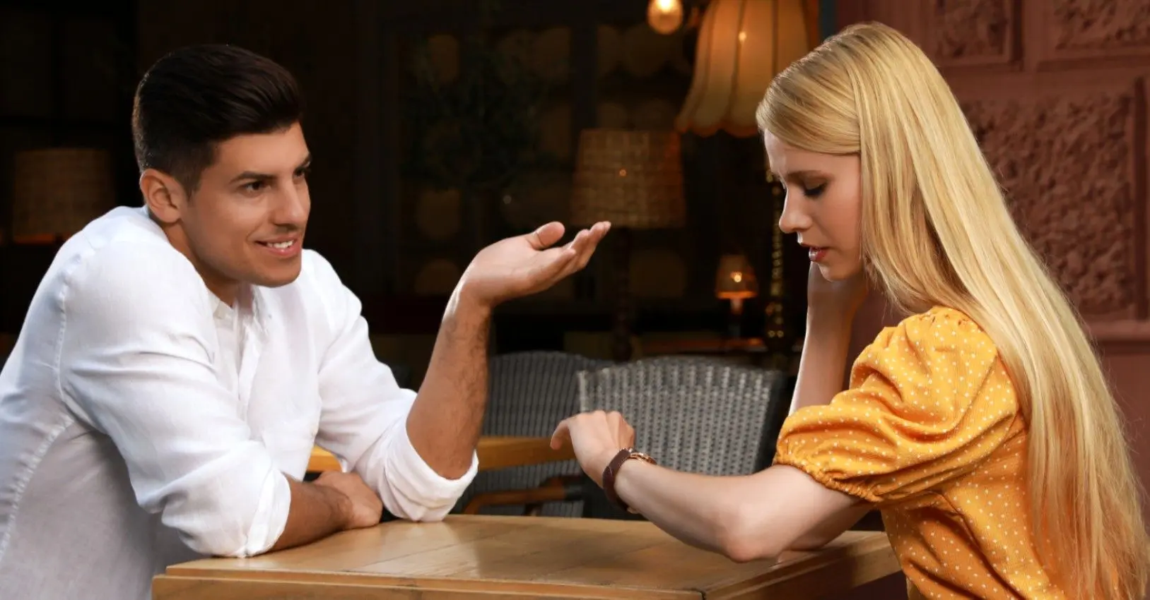 ۸ نشانه‌ بی‌رحمانه که کسی به شما جذب شده اما شما را لایق رابطه‌ جدی نمی‌بیند