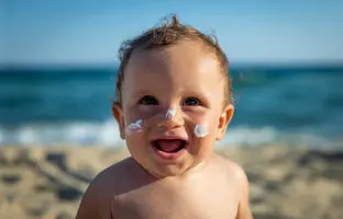 بهترین کرم ضد آفتاب مخصوص کودک چند؟ (اردیبهشت 1404)