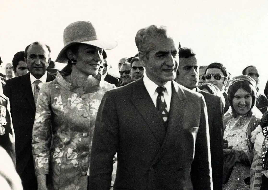 چهره در فکر فرح کنار محمدرضا پهلوی در پاریس + عکس