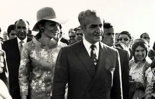 چهره در فکر فرح کنار محمدرضا پهلوی در پاریس + عکس