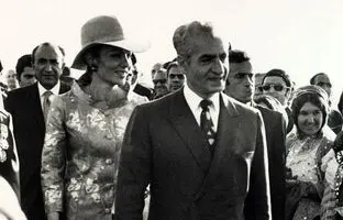 چهره در فکر فرح کنار محمدرضا پهلوی در پاریس + عکس