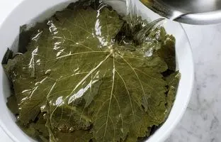 خوشمزه بپزید؛ بلانچ کردن سبزیجات یعنی چه؟ + آموزش بلانچ کردن برگ مو برای نگهداری طولانی مدت در فریزر