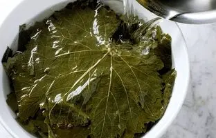 خوشمزه بپزید؛ بلانچ کردن سبزیجات یعنی چه؟ + آموزش بلانچ کردن برگ مو برای نگهداری طولانی مدت در فریزر