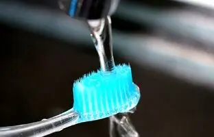 چطور مسواک‌تان را تمیز کنید 