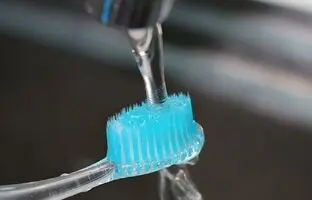 چطور مسواک‌تان را تمیز کنید 