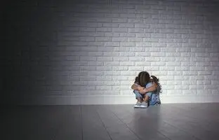 
نشانه‌های آزار جنسی در کودکان؛ آنچه والدین باید بدانند
