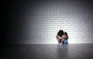 
نشانه‌های آزار جنسی در کودکان؛ آنچه والدین باید بدانند
