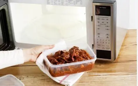 
مناسبت‌ترین ظروف برای گرم کردن غذا در مایکروویو
