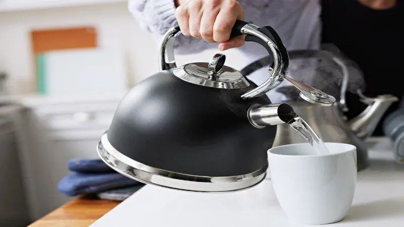 آیا دو بار جوشاندن آب برای درست کردن چای مضر است؟