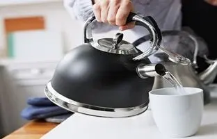 آیا دو بار جوشاندن آب برای درست کردن چای مضر است؟