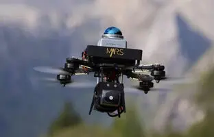 این پهپاد پرسرعت مانند یک پرنده بدون GPS در دل تاریکی جنگل پرواز می‌کند + ویدئو