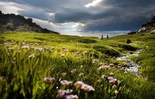 دره، دشت و روستایی خنک در همدان برای سفر در تابستان