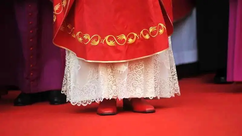 چرا پاپ‌ها کفش قرمز می‌پوشند و آیا آنها حقوق می‌گیرند؟ 