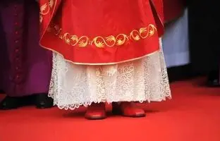 چرا پاپ‌ها کفش قرمز می‌پوشند و آیا آنها حقوق می‌گیرند؟ 