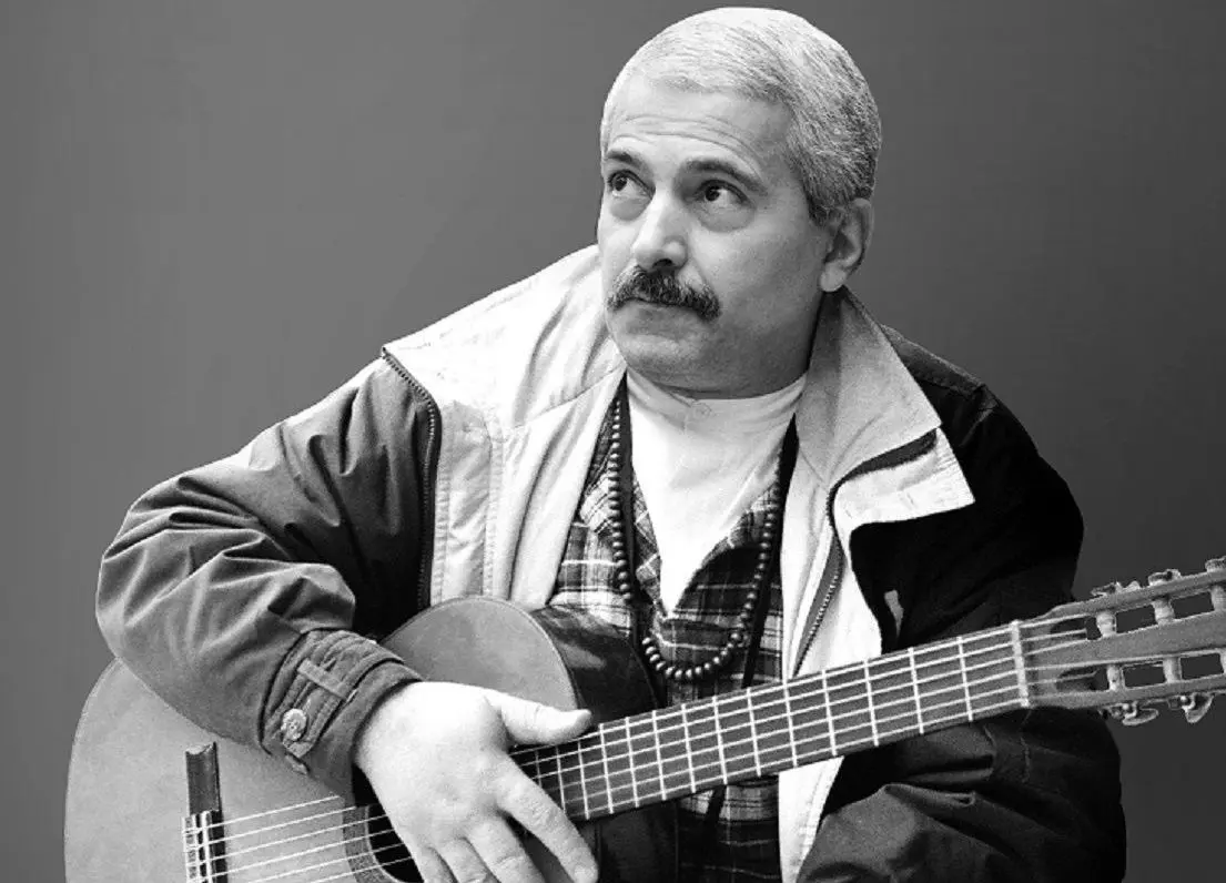 اجرای «فرهاد مهراد» جوان در کافه کوچینی؛ سال 1347 + عکس