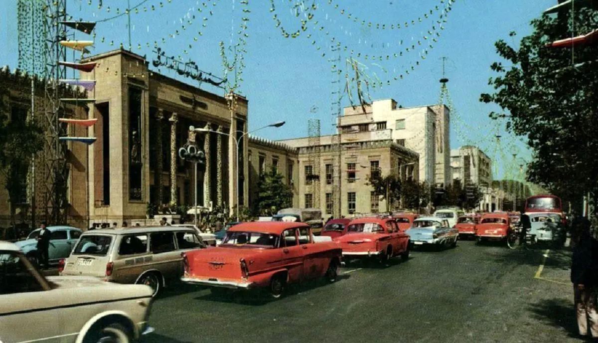 تهران قدیم؛ «شکل و شمایل خیابان فردوسی و تیپ متفاوت عابران»؛ سال 1312 + عکس