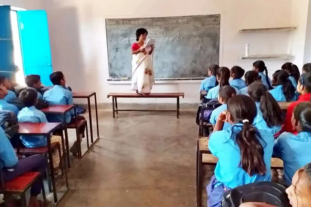 خانم معلمی با قد ۹۰ سانتی‌متر + ویدئو