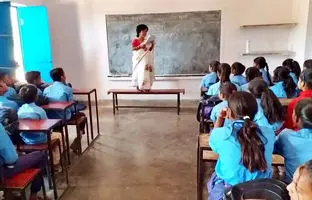 خانم معلمی با قد ۹۰ سانتی‌متر + ویدئو